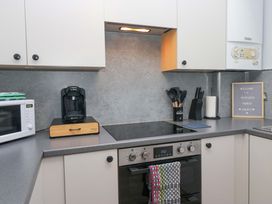 A kitchen with coffee maker and stove at Havelock Hideaway in Windermere