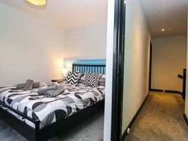 A bedroom with a bed and pillows at Havelock Hideaway in Windermere