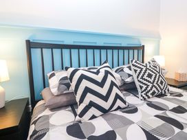 A bedroom with a bed and pillows at Havelock Hideaway in Windermere