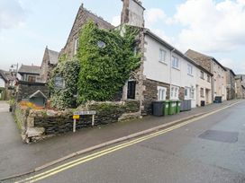 A building with vines and a road sign at Havelock Hideaway in Windermere