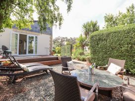 A garden with a table and chairs at Mount House Bryniau near Dyserth