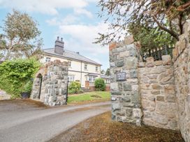 A house with a stone gate at Mount House Bryniau near Dyserth