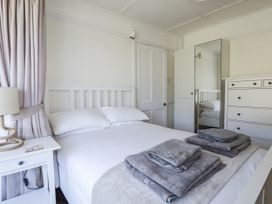 A bedroom with a bed and towels on top at Sea Ledge in Tintagel