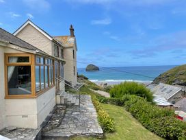 An outdoor area with a house overlooking the ocean at Sea Ledge near Trebarwith Strand
