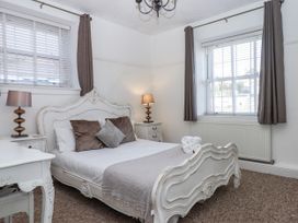A bedroom with a bed and bedside lamps at Delmonte Lodge in Torquay
