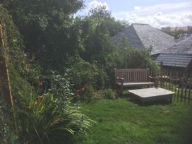 A garden with a bench and table at Pit Paddy Barn Cusgarne near St Day