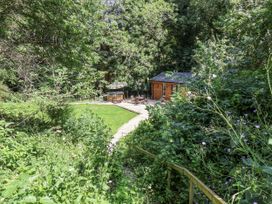 A garden with a cabin and seating area at Roe Deer Lodge in Littlebeck near Sleights