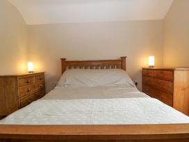 A bedroom with a bed and bedside lamps at 2 Loxter Villas Wellington Heath near Ledbury