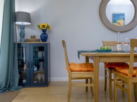 A dining room with a table and chairs at Mariners Retreat, 8 Pottery Cottages in Dartmouth