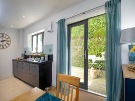 A kitchen with a sink and kitchen furniture at Mariners Retreat, 8 Pottery Cottages, Dartmouth