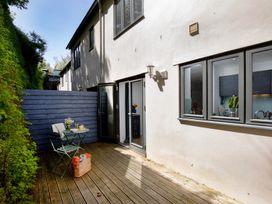 An outdoor space with a table and chairs at Mariners Retreat, 8 Pottery Cottages, Dartmouth