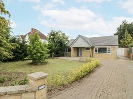 A bungalow with a garden and driveway at Chillon in South Littleton near Honeybourne