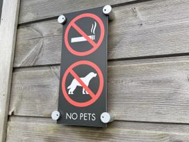 A sign indicating no smoking and no pets at The Black Barnacle in Portreath
