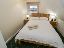 A bedroom with a double bed and two bedside tables with lamps at Hen and Chickens in Stourport-On-Severn