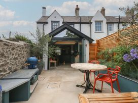 A garden area with table and chairs at Hilltop Cottage in Conwy