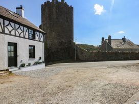A house and a castle in the outdoor area at Hilltop Cottage in Conwy