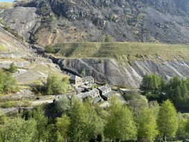 A view of buildings and mountainous terrain at Swirral Edge Cottage Glenridding