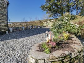 A garden area with gravel and plants at High Ickenthwaite Farmhouse in Ulverston