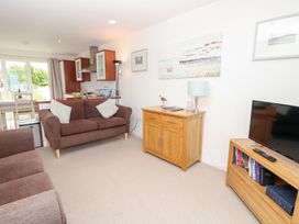 A living room with a sofa and television at Plimoth N8 Yarmouth