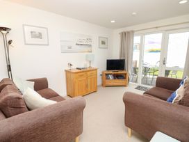 A living room with sofa and TV at Plimoth N8 in Yarmouth