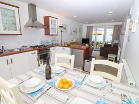 A kitchen with dining table and chairs at Plimoth N8 Yarmouth