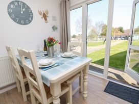 A dining room with a table and chairs at Plimoth N8 in Yarmouth