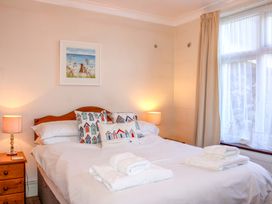 A bedroom with a bed and bedside tables at 2 The Elms in Salcombe