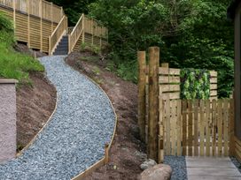 A pathway leading to stairs surrounded by a wooden fence at Hodge Luxury Pod in Keswick