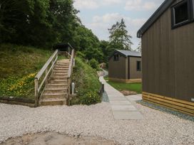An outdoor area with cabins and a pathway at Lingy Luxury Family Pod in Keswick