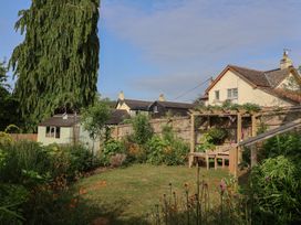 A garden with a bench and flowers at Torestin in Kilmington