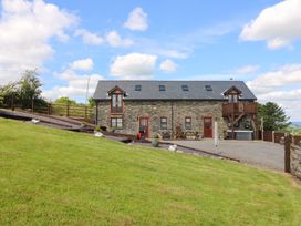 A house with a stone exterior and gravel driveway at Llwyngwinau Isaf Barn Tynreithyn near Tregaron