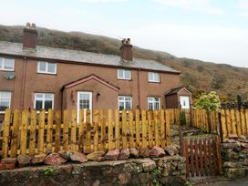 A house with a fence and garden at Dakota in Boot
