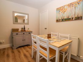 A dining room with a table and chairs at Dakota in Boot
