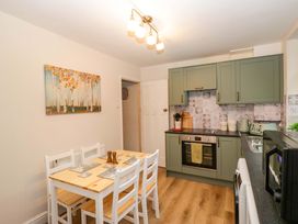 A kitchen with a dining table and oven at Dakota in Boot
