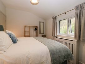 A bedroom with a bed and window at Dakota in Boot
