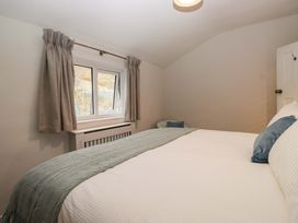 A bedroom with a bed and window at Dakota in Boot