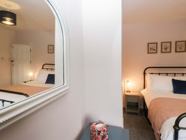 A bedroom with two beds and decor at Dakota in Boot