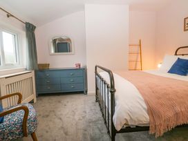 A bedroom with a bed and dresser at Dakota in Boot