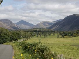 A landscape with mountains and a field at Dakota in Boot