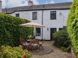 A garden with a table and chairs at 2 New Mill Cottages North Bovey