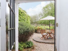 A view of a garden with a table and chairs at 2 New Mill Cottages in North Bovey