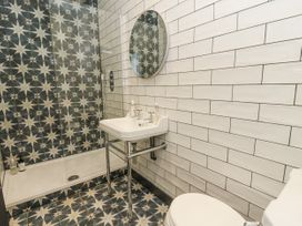 A bathroom with a shower, washbasin, and toilet at Glanrannell Park House Llanwrda