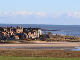 A view of houses by the sea at Seafield Coach House in Alnmouth