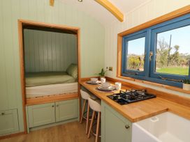 Fir Tree Shepherd's Hut - Mid Wales - 1172480 - thumbnail photo 8