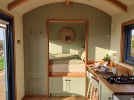 Fir Tree Shepherd's Hut - Mid Wales - 1172480 - thumbnail photo 6