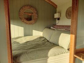 Fir Tree Shepherd's Hut - Mid Wales - 1172480 - thumbnail photo 7