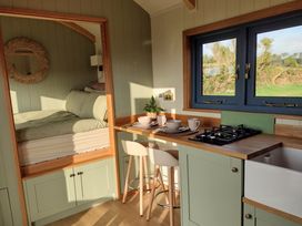 Fir Tree Shepherd's Hut - Mid Wales - 1172480 - thumbnail photo 9