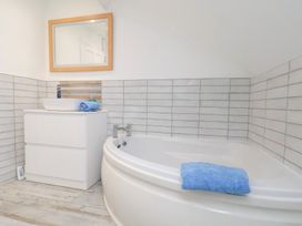 A bathroom with a bathtub and a sink at 32 Quay Street in Scarborough