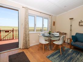 A dining room with a table and chairs at Boa Vista in Bacton