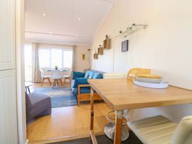A living room with a table and chairs at Boa Vista in Bacton